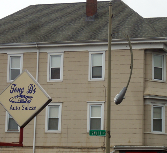 broken light - Dartmouth St - August 28, 2011 Hurricane Irene - www.WhalingCity.net